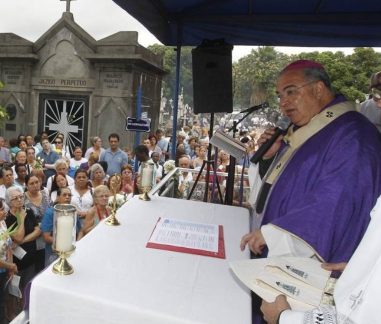 Fieis-rendem-homenagens-a-seus-mortos-no-Dia-de-Finados1-1280×720